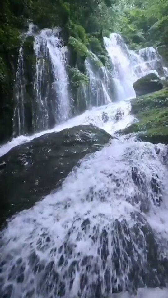 解决你的疑问,尽在男生跟暗恋的女生不是一个班的,可为什么他却邀请她进自己班的同学聊天群?他这是什么意思?他很喜欢她?